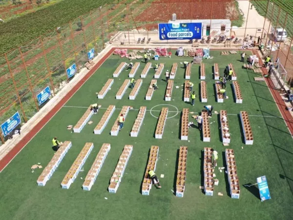 Group photo of volunteers and recipients with baskets